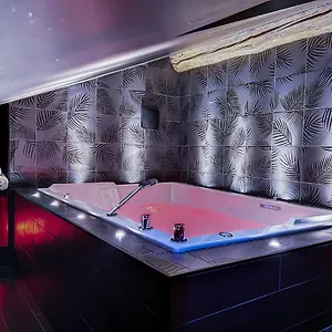  Appartement Rouge Baiser Avec Jacuzzi Privatif - Loveroom Insolite
